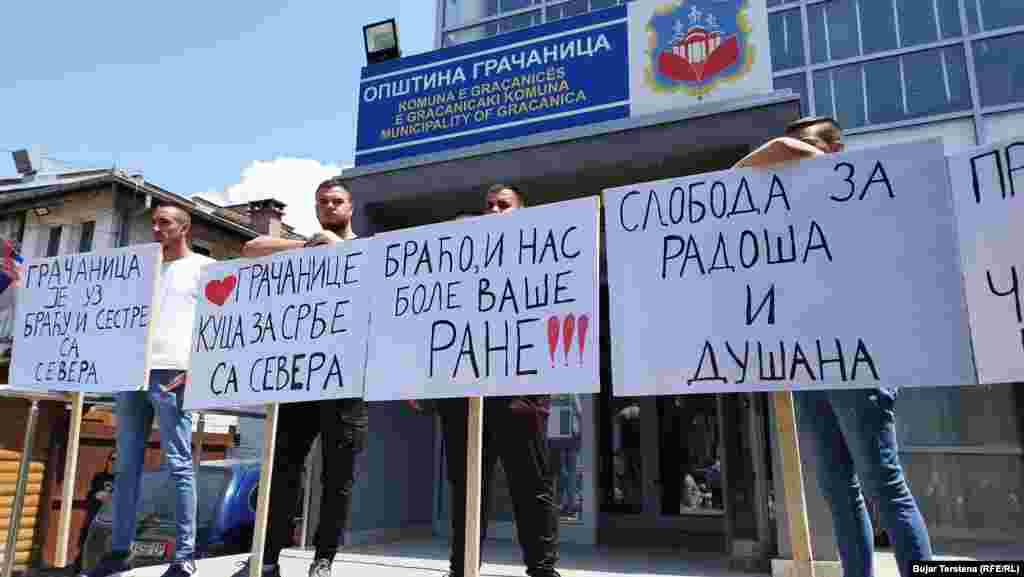 Protestues në Graçanicë mbajnë në duar pankarta me porositë: &quot;Graçanica është me vëllezërit dhe motrat nga veriu&quot;, &quot;Vëllezër, plagët tuaja edhe neve na dhembin&quot;, &quot; Zemra e Graçanicës rrah për serbët nga veriu&quot;, e të tjera.