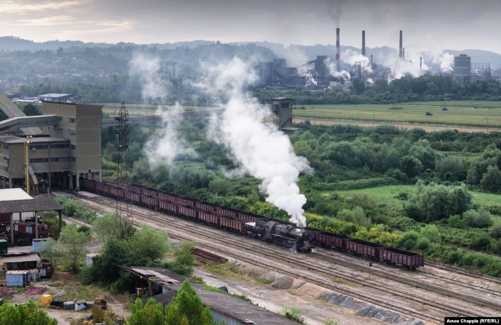 Një tren Kriegslok duke tërhequr vagonët e qymyrit në minierën Sikulje më 6 gusht.