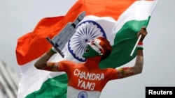 Индиянын жараны өлкөнүн желегин көтөрүп "Чандраян-3" космос аппаратын даңазалоодо. 
