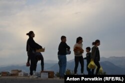 Жители Корнидзора с едой для беженцев из Нагорного Карабаха
