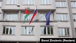 Palestinska zastava pored slovenske i zastave Europske unije, na zgradi vlade u Ljubljani, Slovenija, 30. maja 2024. 