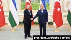 Президент Узбекистана Шавкат Мирзияев и министр Национальной обороны турции Яшар Гюлер. Ташкент, 26 июня 2024 года.