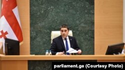 Controversata lege a „agenților străini” a fost apărată de speakerul Papuașvili, care a insistat că prevederile ei vor crește transparența sectorului ONG-urilor din țară.