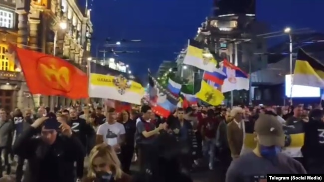 Знамето на РУСОВ (лево) на протестот против руската инвазија во Белград