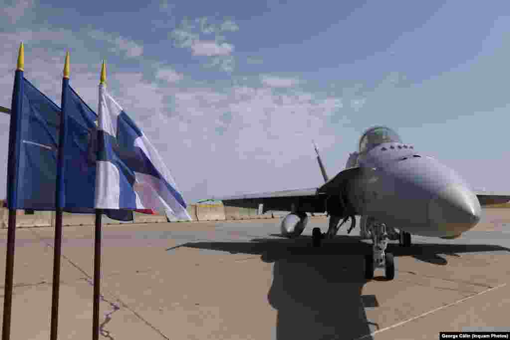 Un avion de luptă F-18 al Forțelor Aeriene Finlandeze la Baza Mihail Kogălniceanu din județul Constanța, pe 11 iunie 2024. Finlanda începe oficial, din această zi, prima misiune din NATO de la aderarea în Alianță, în aprilie 2023.