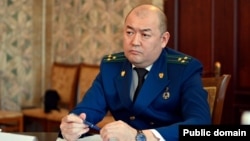 Кыргызстандын башкы прокурору Максат Асаналиев кызматтык кийимчен.