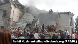 Люди допомагають розбирати завали лікарні «Охматдит», яка пошкоджена внаслідок атаки РФ, 8 липня 2024 року