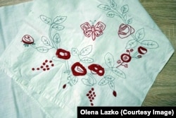The handkerchief that Nina left to Lazko.