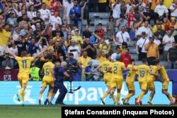 Momentul bucuriei jucătorilor români după golul trei din meciul împotriva Ucrainei, scor 3-0, în primul meci al grupei E, pe 17 iunie 2024.