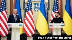 Президент США Джо Байден (л) у Києві, 20 лютого 2023 року