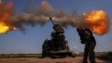 Украинский военнослужащий ведет огонь из самоходной гаубицы по позициям российских войск у Бахмута. Июль 2023 года