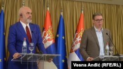 Predsednik Srbije Aleksandar Vučić (desno) na konferenciji za novinare nakon sastanka sa premijerom Albanije Edijem Ramom (levo) u Beogradu, 7. jul 2023. 