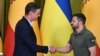 Premierul Spaniei, Pedro Sánchez, îl salută pe președintele ucrainean Volodimir Zelenski la o conferință de presă comună după discuțiile purtate la Kiev, Ucraina, 1 iulie 2023.