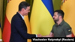 Premierul Spaniei, Pedro Sánchez, îl salută pe președintele ucrainean Volodimir Zelenski la o conferință de presă comună după discuțiile purtate la Kiev, Ucraina, 1 iulie 2023.