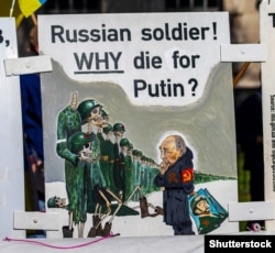 Карикатура с изображением российского президента Владимира Путина на акции в столице Великобритании. Лондон, 20 мая 2023 года