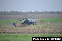 До посадки «Чорний яструб» намагається залишатися непомітним, ховаючись у складках місцевості