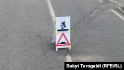 Бишкектеги көчөлөрдүн биринде электр чыгырыгын (электросамокат) айдагандар үчүн коюлган белги.