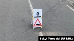 Бишкектеги көчөлөрдүн биринде электр чыгырыгын (электросамокат) айдагандар үчүн коюлган белги.