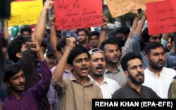 Члены студенческого крыла исламской политической партии «Джамаат-и ислами» в Пакистане протестуют против нападений на иностранных студентов в Кыргызстане. Карачи, 18 мая 2024 года