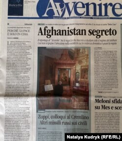 Перша шпальта газети Avvenire з фото Дзуппі перед іконою за 29 червня 2023 року