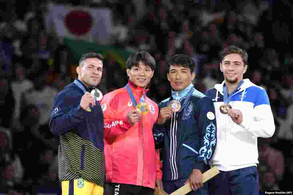 În vârstă de 28 de ani, Denis Vieru (dreapta) a câștigat bronzul la Jocurile Olimpice de la Paris&nbsp;în categoria de greutate 66 kg.&nbsp;Participase și la olimpiada de la Tokyo (2021), fără să ia însă vreo medalie.