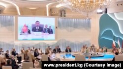Президент Кыргызстана выступает на саммите.