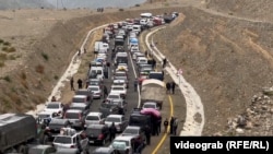 A road jammed by vehciles carrying people fleeing Nagorno-Karabakh, September 27, 2023.