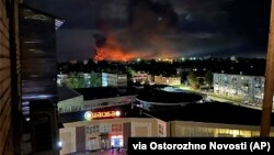 Снимка от социалните мрежи, предоставена от "Острожное новости", показва дим над град Псков в Русия, 29 август 2023 г.