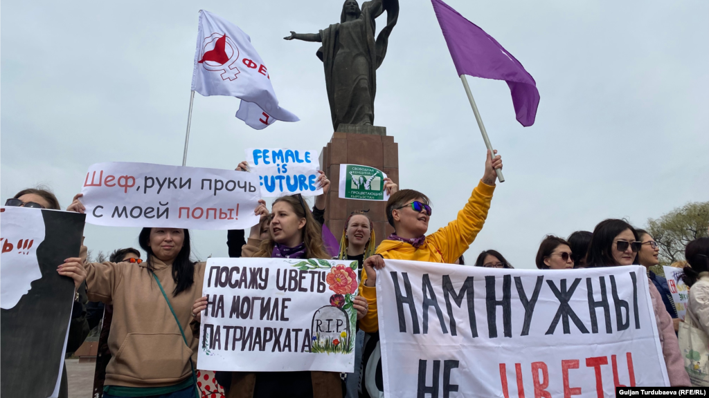 Участницы Марша женской солидарности у Памятника Уркуе Салиевой в центре Бишкека.