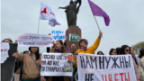 Участницы Марша женской солидарности у Памятника Уркуе Салиевой в центре Бишкека.