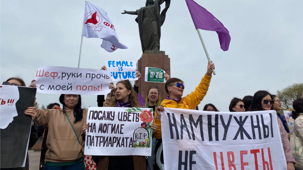 Марш женской солидарности в Бишкеке завершился, одного из участников увели  сотрудники милиции