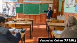 Serghei Carauș din Corbu, Dondușeni, predă cinci obiecte, acoperind lipsa de cadre la școala din sat: biologia, chimia, educația tehnologică, arta plastică și educația civică.