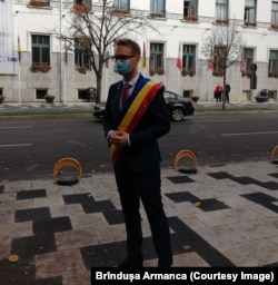 Primarul Timișoarei, Dominic Fritz, imagine după învestitură, în octombrie 2020. În spate se văd drapelele mai multor țări arborate în fața primăriei.