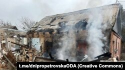 Уништена куќа во напад во Украина.