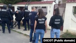 Anchetatorii fac zeci de percheziții în București și alte județe, într-un dosar de grup de exploatare a persoanelor din centre pentru vârstnici. 