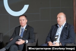 Ліворуч на світлині Сем Денеке, представник компанії Raytheon. Київ, 29 вересня 2023 року