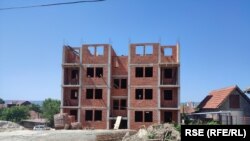 Ndërprerja e punimeve për ndërtimin e objektit në Bërjan u bë nga Komuna e Mitrovicës së Veriut, e cila funksionon brenda sistemit të Kosovës, me arsyetimin se ato nuk kanë leje ndërtimi. 