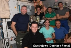 عکس یادگاری یاسمین مقبلی و همکارانش برای خوردن قورمه‌سبزی در مدار زمین