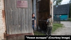 Для ДПК из Пежмы выделили помещение в бывших школьных гаражах. Они его отремонтировали и используют для хранения двух пожарных автомобилей — "Урал" и ГАЗ 66 Фото: Юлия Невская