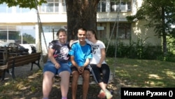  В двора има огромна люлка, на която младежите обичат да се забавляват дружно 