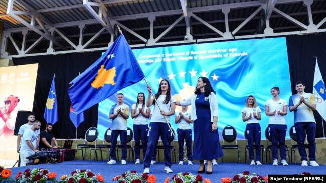 “Bekim për sukses në Paris”: Ekipi olimpik i Kosovës pranon flamurin shtetëror
