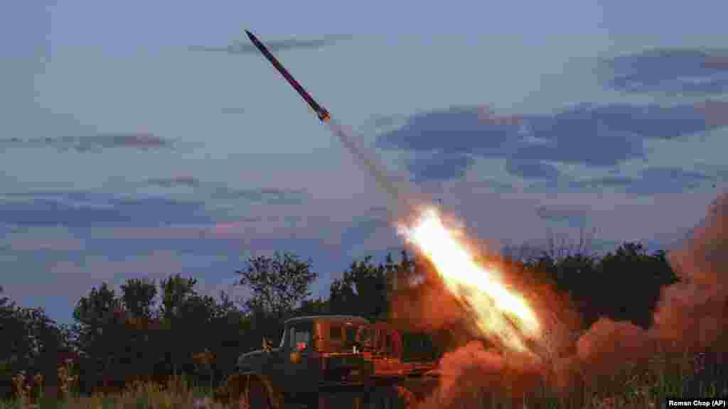 Ukrán egység tüzel az orosz állások felé Bahmut közelében július 12-én. Szerhij Cserevatij, a keleti katonai parancsnokság szóvivője elmondta, hogy Ukrajna részleges sikert&nbsp;ért el Bahmutnál, és hogy a területen az ukrán csapatok kezében van a stratégiai kezdeményezés