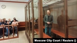 Vladimir Kara-Murza në dhomën e gjyqit në Moskë, 17 prill 2023.