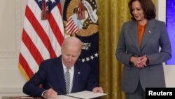 Predsjednik SAD potpisuje izvršnu naredbu o umjetnoj inteligenciji u društvu potpredsjednice Kamale Harris, Bijela kuća, 30. oktobar 2023. 