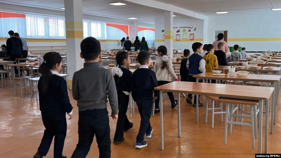 Простоквашенодан үш адамның порнографиялық суреттерін қараңыз Қорлауды, құлды және қожайынды бейнелейтін фемдом порно видеолары