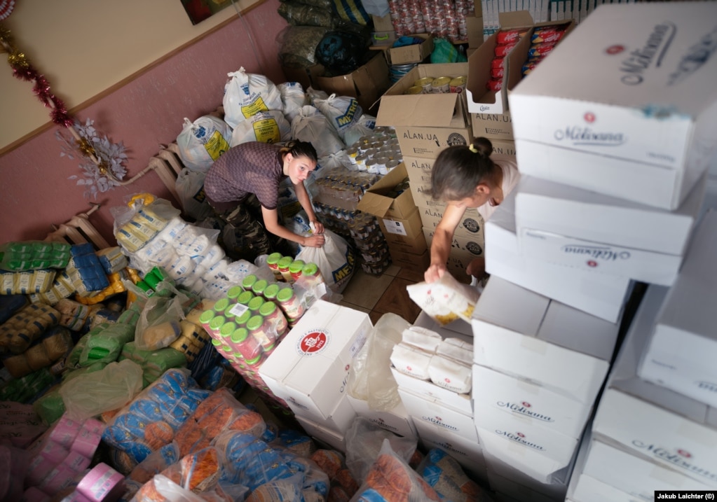 Vullnetaret duke i mbushur furnizimet në një fshat pranë Avdivkës.