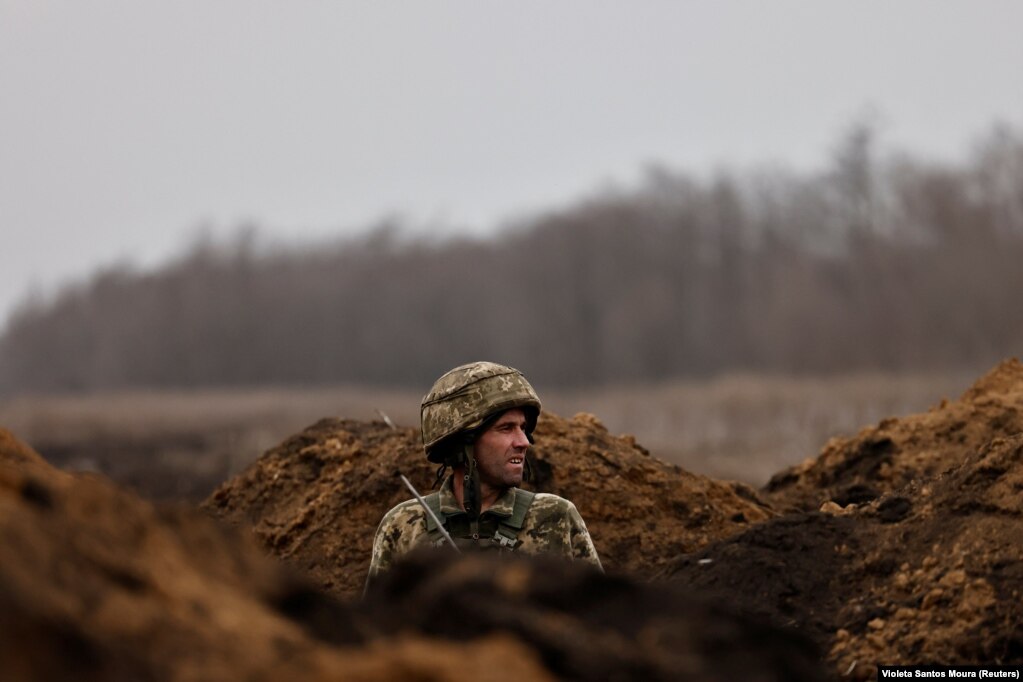 Një ushtar ukrainas nga Brigada 80 e parashutistëve, duke vëzhguar zonën përreth tij në një pozicion të vijës së parë pranë Bahmutit, rajoni i Donjeckut.