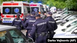 Policia para shkollës ku u vranë nëntë persona në Beograd më 3 maj 2023.