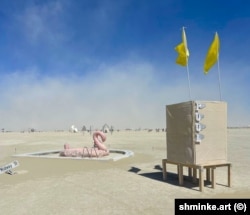 Проект Desert Splash, созданный Ириной и Станиславом Шминке на Burning Man в 2023 году