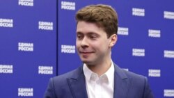 Ilia Medvedev, fiul fostului președinte rus Dmitri Medvedev, în fața unui fundal care poartă numele partidului de guvernământ, Rusia Unită.